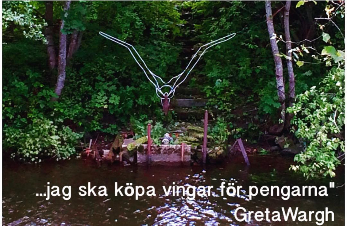 2013. Min vita albatross spänner 5m mellan vingspetsarna. Material: gammal elkabel, ståltråd och näbben är gjord av något tungt rostigt järn - såg ut som en jättestor pil som pekar, i detta fall nedåt.